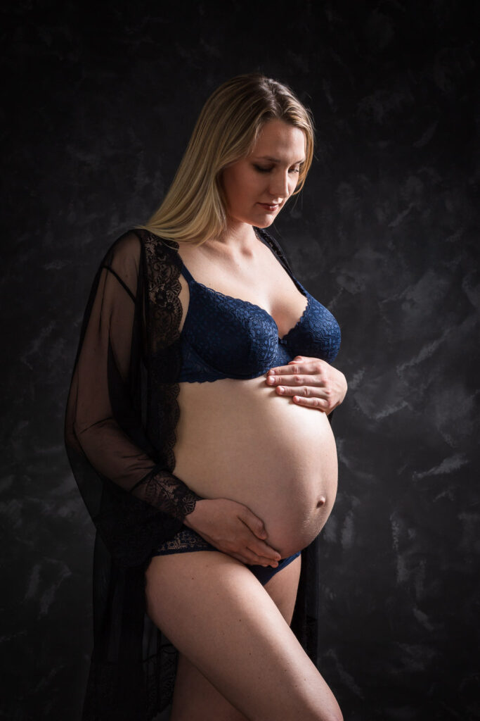 photo d'une femme enceinte en couleur prise lors d'une séance photo grossesse en studio