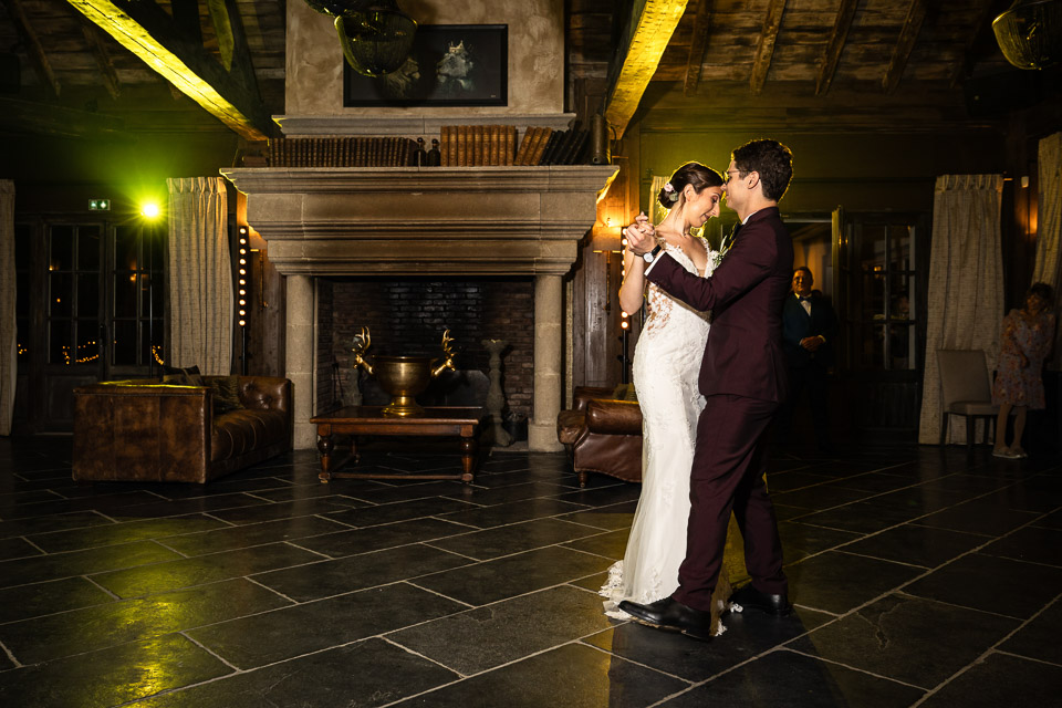 première danse des mariés dans la magnifique salle du domaine