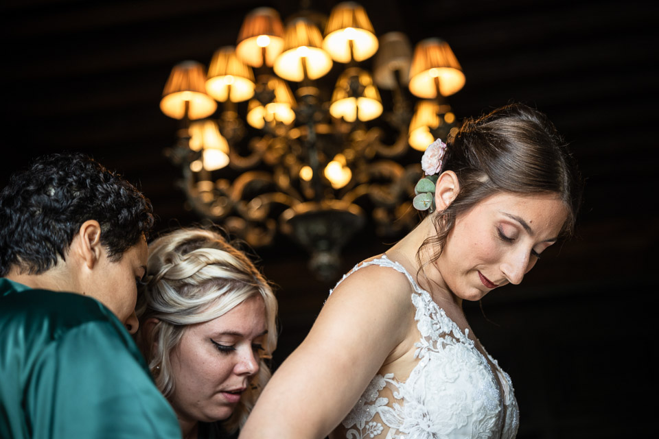 derniers ajustements pour la mariée