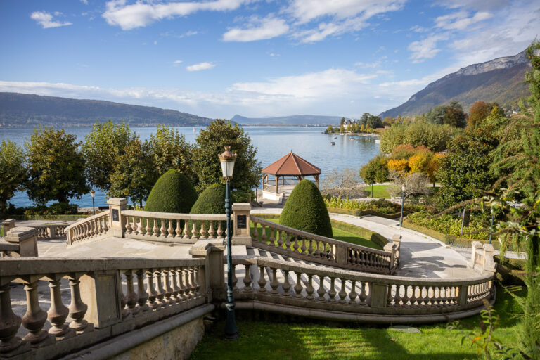 vue sur le lac d'Annecy depuis le palace de Menthon