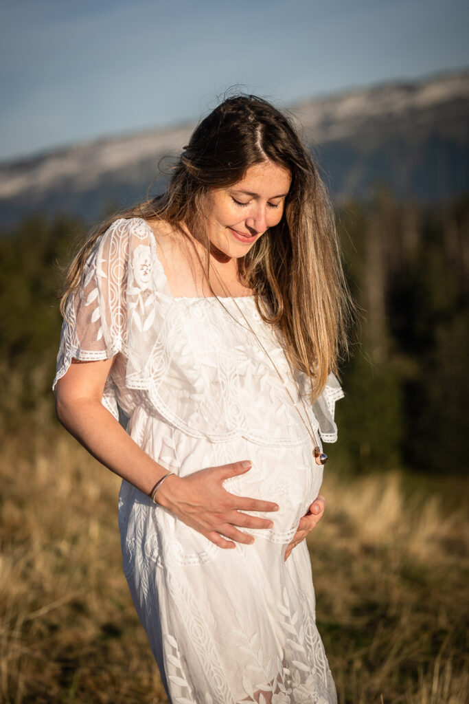 future maman lors d'une séance photo en extérieur